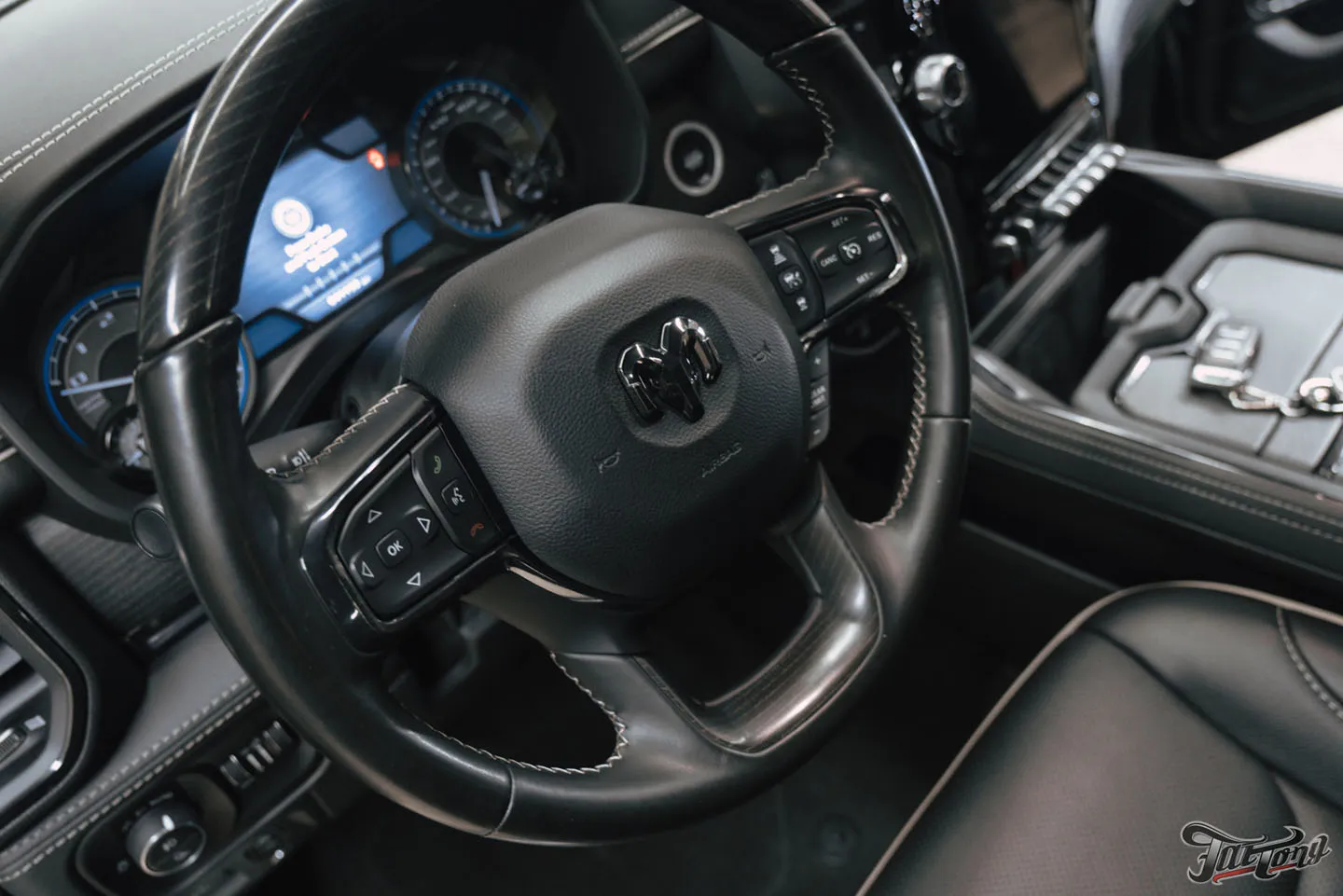 Установка модулей дальнего света Rigid, новая выхлопная система и химчистка салона для RAM 1500